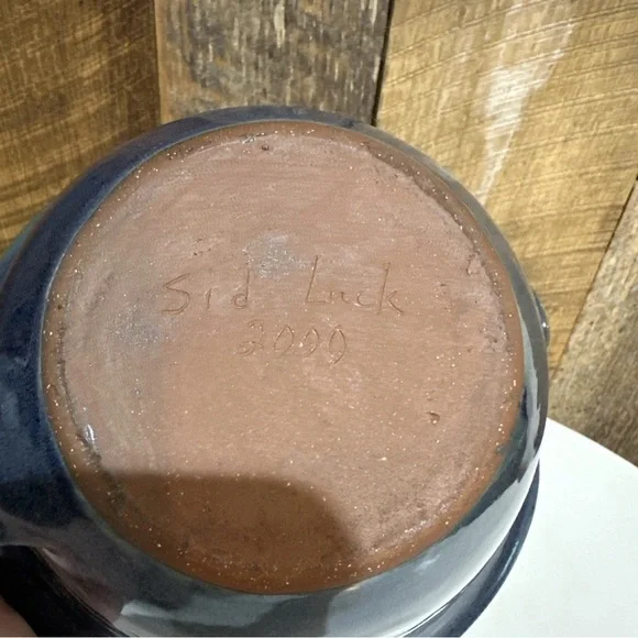 Vintage 2000 Sid Luck Pottery Blue Mixing Bowl Spout & Handle Signed Farmhouse - Picture 12 of 12